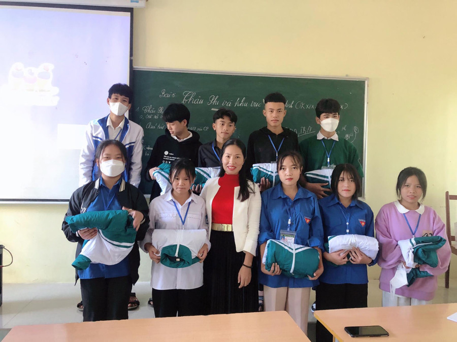 Học sinh có hoàn cảnh khó khăn được cô Hà quan tâm hỗ trợ thiết thực. Học sinh có hoàn cảnh khó khăn được cô Hà quan tâm hỗ trợ thiết thực.