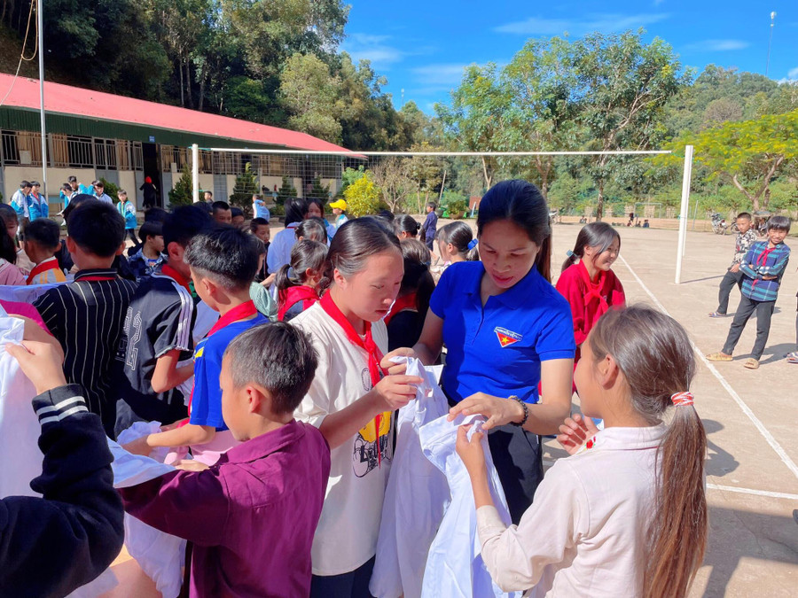 Chia sẻ, hỗ trợ cùng học trò vùng khó. Chia sẻ, hỗ trợ cùng học trò vùng khó.