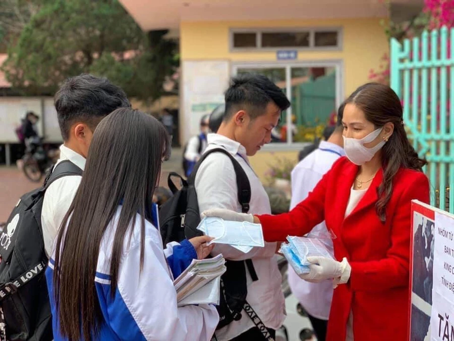 Cô Nguyễn Thị Hà luôn quan tâm, chia sẻ cùng học trò từ những điều nhỏ nhất. 