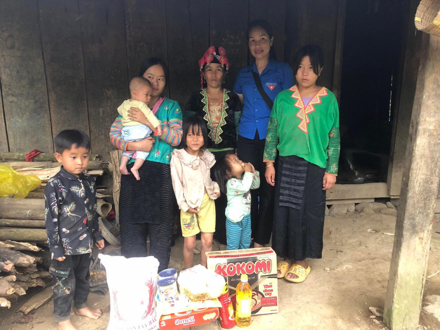 Cô Nguyễn Thị Hà luôn tự mình mang yêu thương đến với hoàn cảnh khó khăn dù xa xôi cách trở. Cô Nguyễn Thị Hà luôn tự mình mang yêu thương đến với hoàn cảnh khó khăn dù xa xôi cách trở.