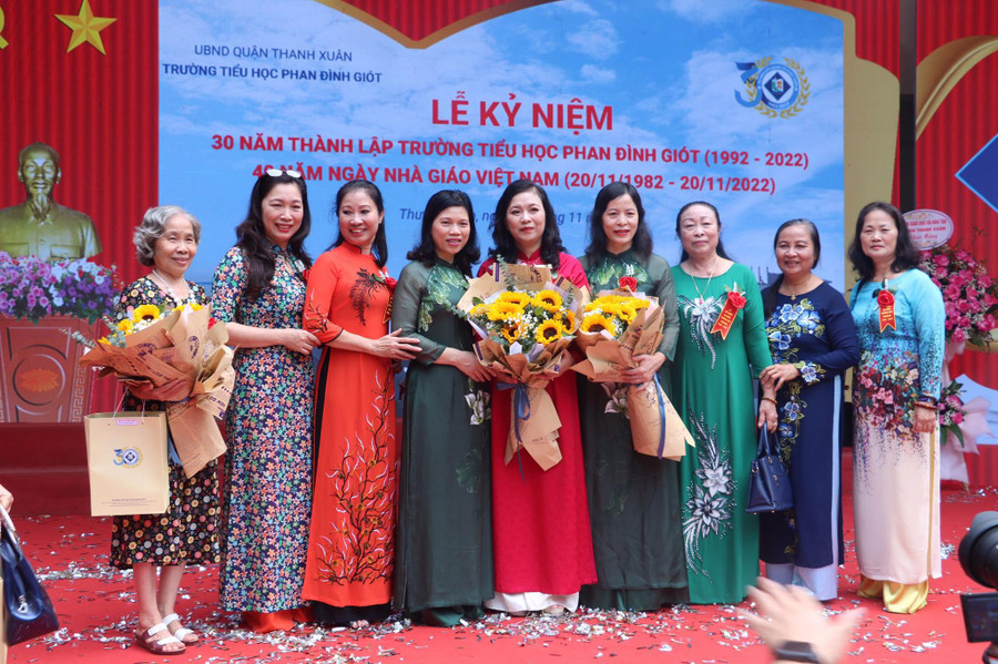 Nhiều thế hệ giáo viên hội tụ ngày Kỷ niệm 30 thành lập trường. Nhiều thế hệ giáo viên hội tụ ngày Kỷ niệm 30 thành lập trường.