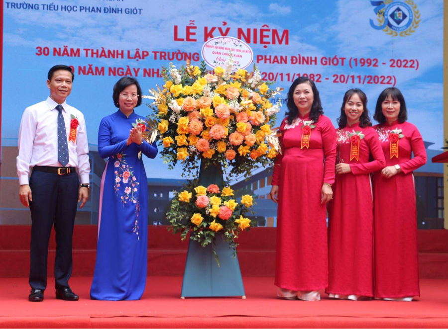 Trường đón nhận lẵng hoa tươi thắm chúc mừng từ cấp chính quyền. Trường đón nhận lẵng hoa tươi thắm chúc mừng từ cấp chính quyền.