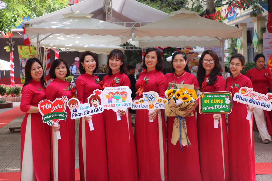Sức trẻ, nhiệt huyết, chuyên môn của đội ngũ giáo viên làm nên những thành tích đáng tự hào. Sức trẻ, nhiệt huyết, chuyên môn của đội ngũ giáo viên làm nên những thành tích đáng tự hào.