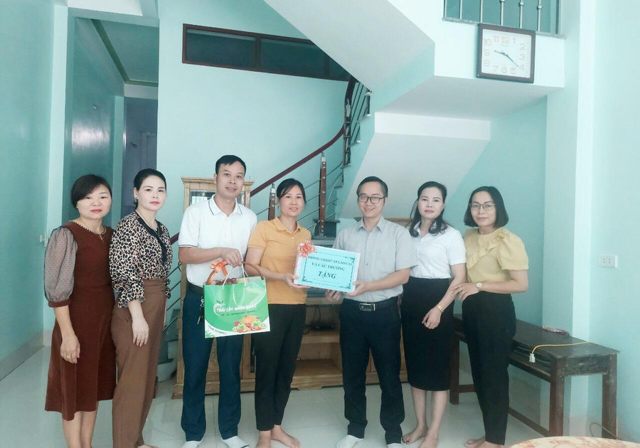 Đồng hành và sẻ chia cùng nhà giáo.