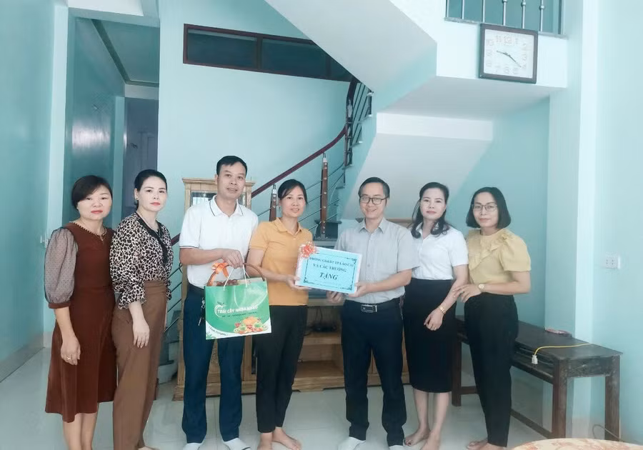 Đồng hành và sẻ chia cùng nhà giáo.