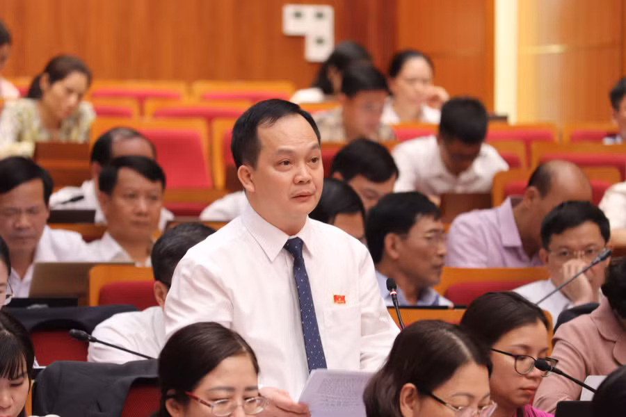 Đại biểu Nguyễn Đình Nhân, tổ đại biểu Cẩm Phả, chất vấn. (Ảnh: Đỗ Phương)