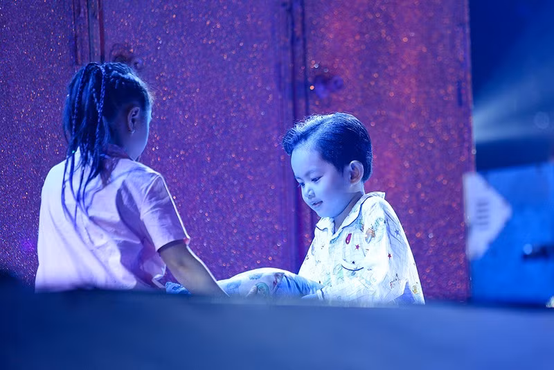 Con trai Khánh Thi “gây sốt” khi lần đầu biểu diễn cùng bố mẹ