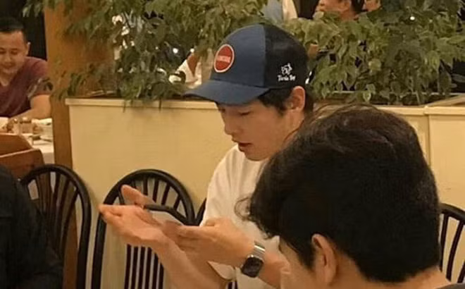 Người hâm mộ bắt gặp Song Joong Ki ở Hawaii.