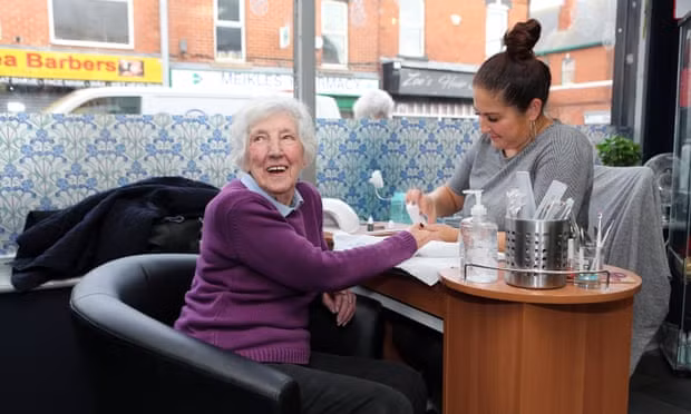 Những bọc tiền mặt bí ẩn trong ngôi làng nhỏ ở Anh