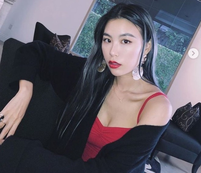 "Bất luận thế nào, anh và em sẽ tương phùng" là lời Bella nhắn nhủ với bạn trai đã qua đời. Theo QQ,ngay khi nhận hung tin, người đẹp bị sốc và có dấu hiệu chấn động tinh thần. Cô liên tục khóc và lẩm bẩm trong miệng rằng: "Không phải là sự thật". Bella cũng là một trong những người đầu tiên có mặt ở Ninh Ba để tiếp nhận thi thể Cao Dĩ Tường. Ban gai kin tieng cua Cao Di Tuong hinh anh 2