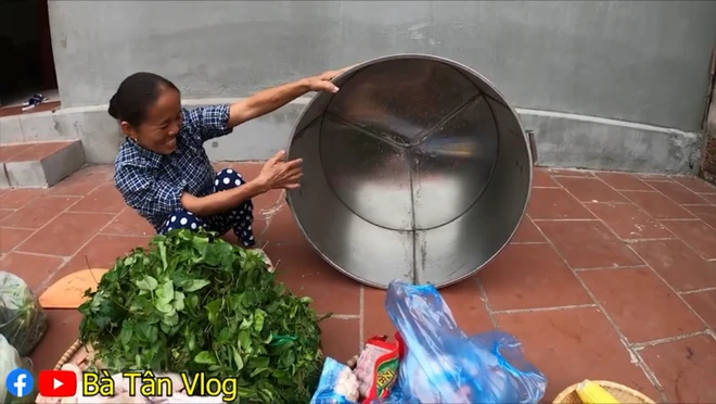 Bà Tân làm lẩu gà lá giang "siêu to".