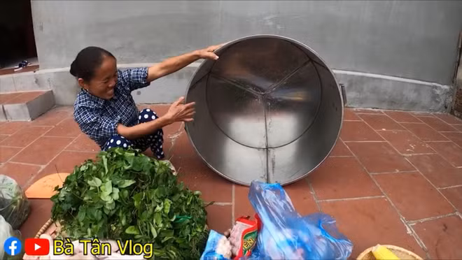 Bà Tân làm lẩu gà lá giang "siêu to".