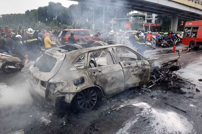 Chiếc Mercedes GLC 250 cháy rụi sau va chạm. Ảnh: Hoàng Đông.