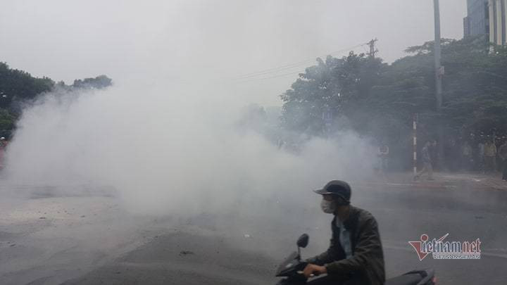 Xe Mercedes cháy rực, người phụ nữ bị cuốn vào gầm tử vong