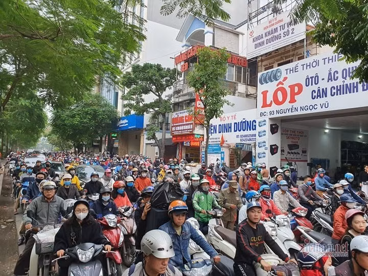 Ùn tắc nghiêm trọng ở các tuyến đường Lê Văn Lương, Nguyễn Ngọc Vũ, Láng. Xe Mercedes cháy rực, người phụ nữ bị cuốn vào gầm tử vong