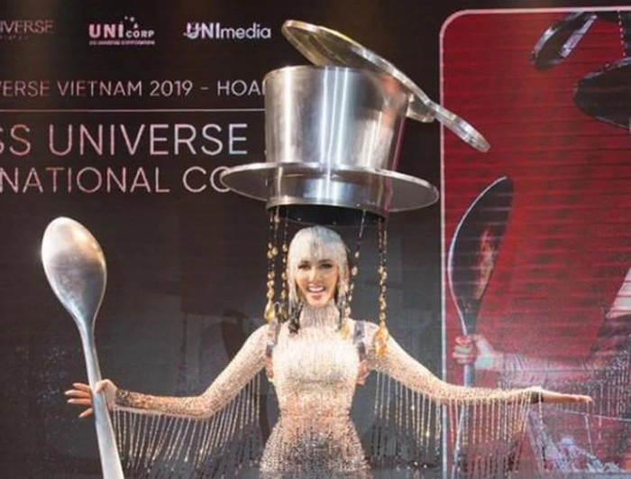 Bộ quốc phục của Hoàng Thùy tại Miss Universe.