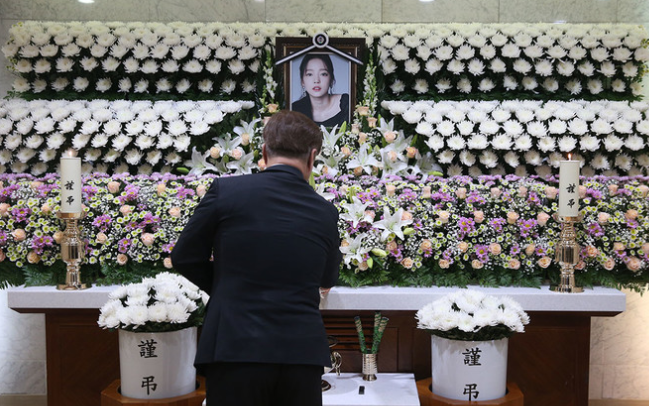 Một người hâm mộ nói lời từ biệt thần tượng. Một người hâm mộ nói lời từ biệt thần tượng.