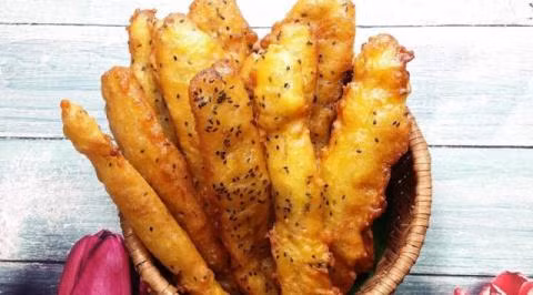 Bánh chuối An Giang đang được bày bán nhiều tại các vỉa hè, đường phố Hà Nội.