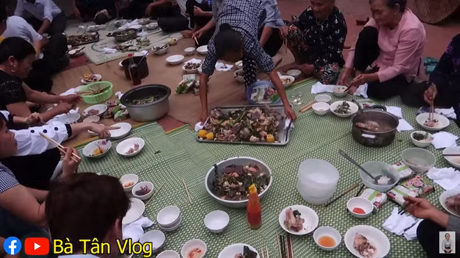 Nấu xong bà Tân mang cho mọi người cùng thưởng thức.