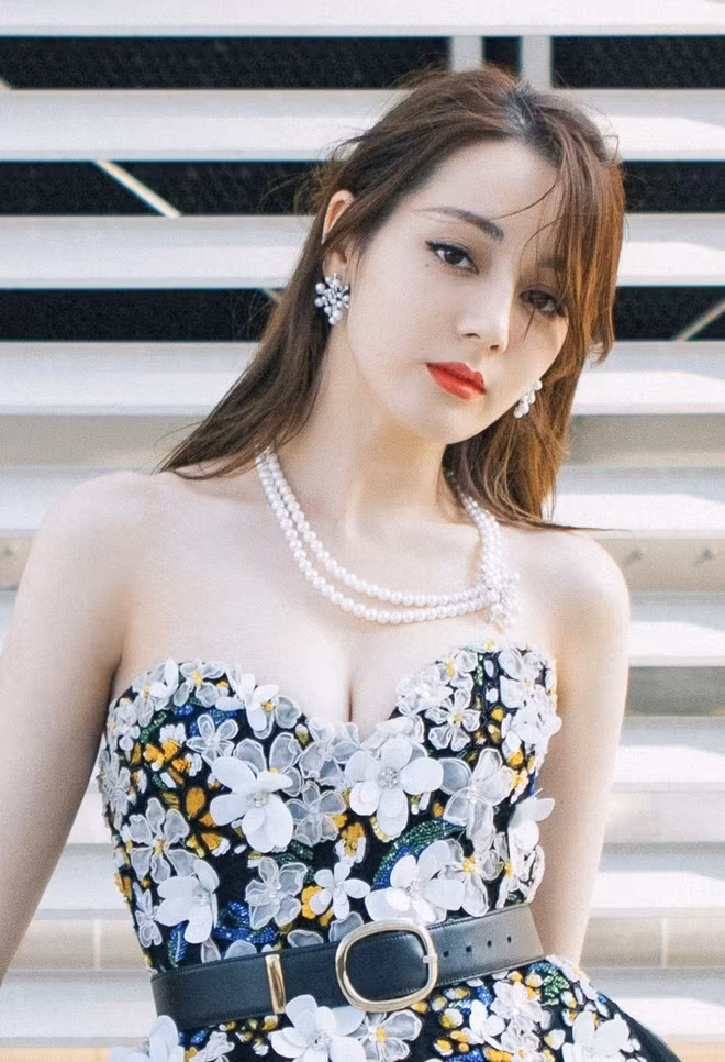 Địch Lệ Nhiệt Ba đánh rơi hoa tai trị giá gần 700 triệu tại sự kiện ảnh 2 Địch Lệ Nhiệt Ba đánh rơi hoa tai trị giá gần 700 triệu tại sự kiện