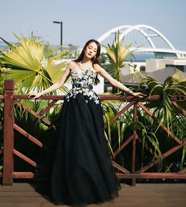 Địch Lệ Nhiệt Ba đánh rơi hoa tai trị giá gần 700 triệu tại sự kiện