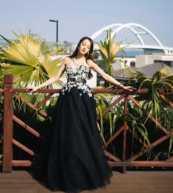 Địch Lệ Nhiệt Ba đánh rơi hoa tai trị giá gần 700 triệu tại sự kiện ảnh 3 Địch Lệ Nhiệt Ba đánh rơi hoa tai trị giá gần 700 triệu tại sự kiện