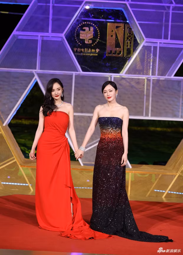 Địch Lệ Nhiệt Ba đánh rơi hoa tai trị giá gần 700 triệu tại sự kiện ảnh 6 Địch Lệ Nhiệt Ba đánh rơi hoa tai trị giá gần 700 triệu tại sự kiện