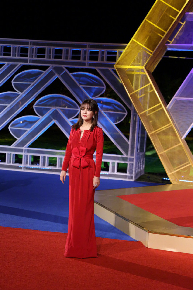 Địch Lệ Nhiệt Ba đánh rơi hoa tai trị giá gần 700 triệu tại sự kiện