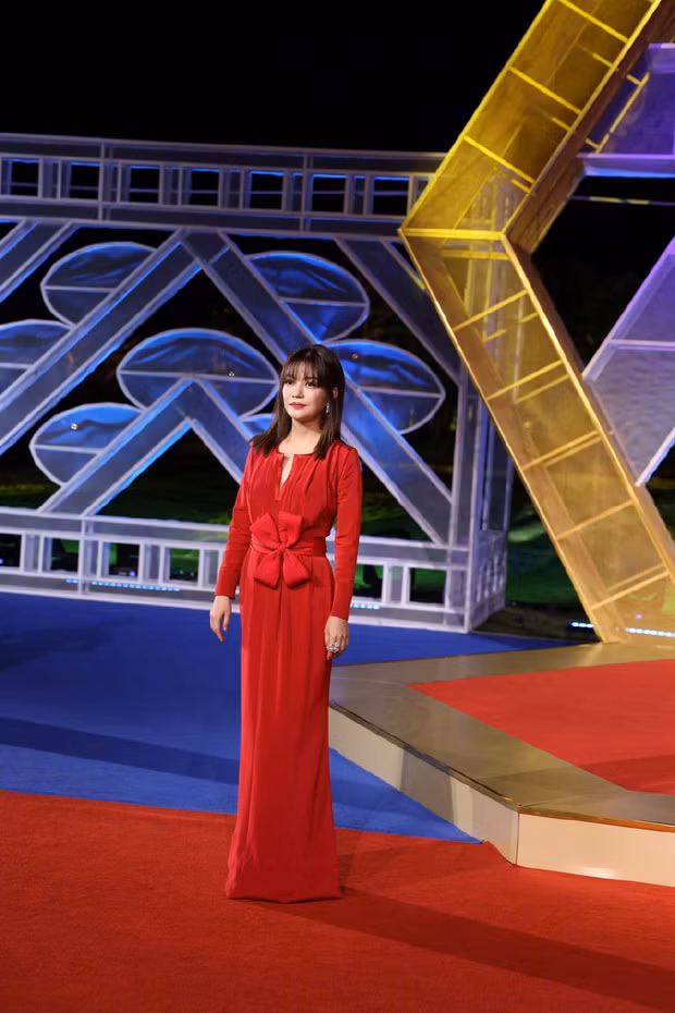 Địch Lệ Nhiệt Ba đánh rơi hoa tai trị giá gần 700 triệu tại sự kiện ảnh 7 Địch Lệ Nhiệt Ba đánh rơi hoa tai trị giá gần 700 triệu tại sự kiện