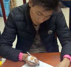 Vũ Đức Bộ tại cơ quan công an. Ảnh: BTB Online. Loi khai con re sat hai me vo, phi tang xac hinh anh 1