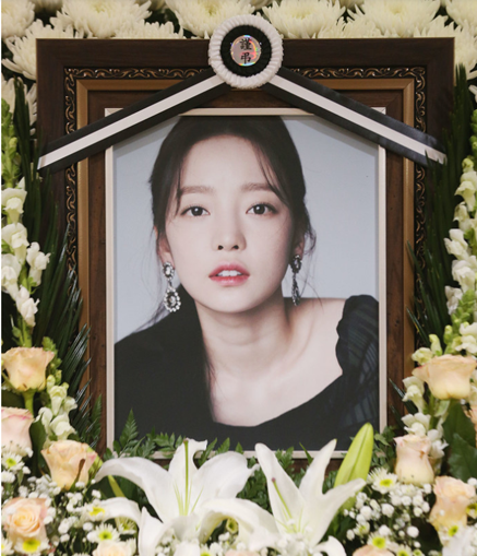 Di ảnh của Goo Hara khiến nhiều người xót xa. Di ảnh của Goo Hara khiến nhiều người xót xa.