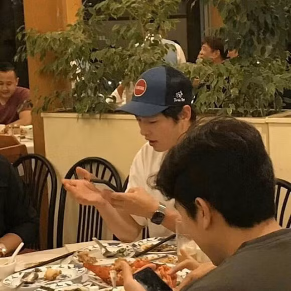 Lấy lại phong độ hậu ly hôn, nhan sắc Song Joong Ki được khen ngợi ảnh 3