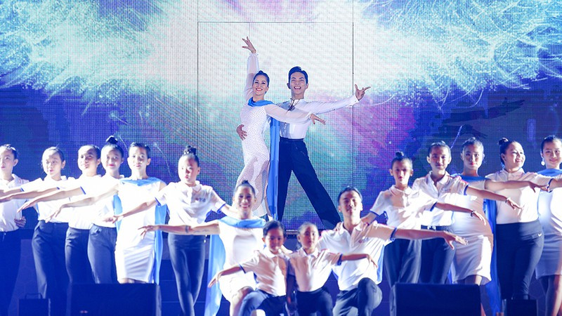 con trai khanh thi "gay sot" khi lan dau bieu dien cung bo me hinh 3