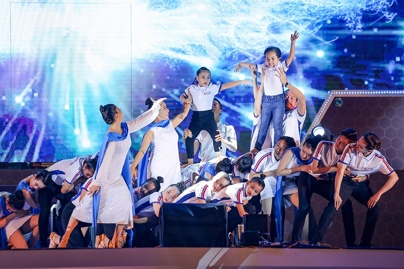 con trai khanh thi "gay sot" khi lan dau bieu dien cung bo me hinh 2