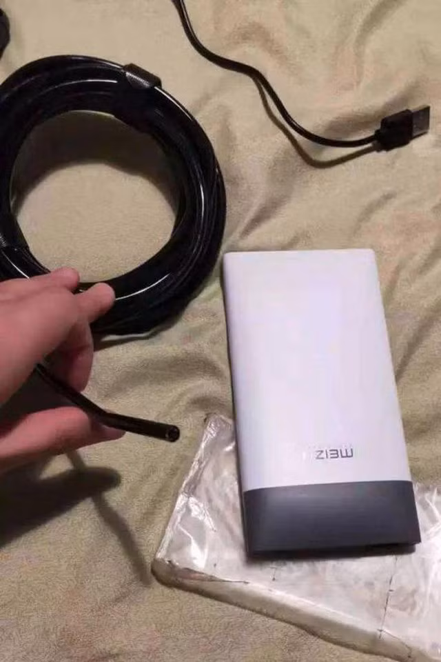 thue nha tro suot 7 thang, cap vo chong soc nang khi tim thay thu tren noc tu quan ao - 1