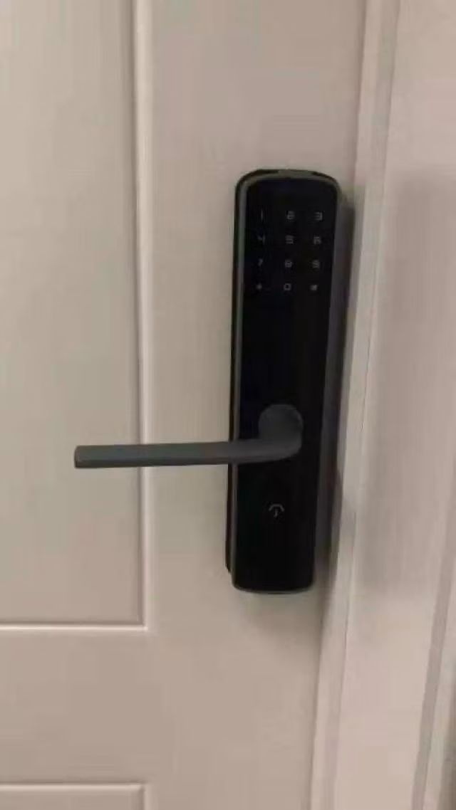 thue nha tro suot 7 thang, cap vo chong soc nang khi tim thay thu tren noc tu quan ao - 4