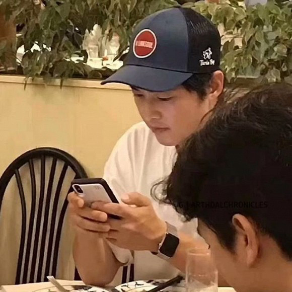 Lấy lại phong độ hậu ly hôn, nhan sắc Song Joong Ki được khen ngợi ảnh 2 Lấy lại phong độ hậu ly hôn, nhan sắc Song Joong Ki được khen ngợi ảnh 2