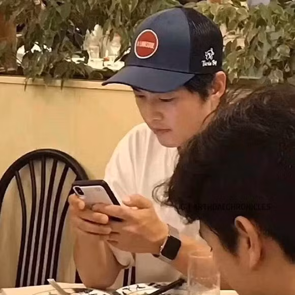 Lấy lại phong độ hậu ly hôn, nhan sắc Song Joong Ki được khen ngợi ảnh 2