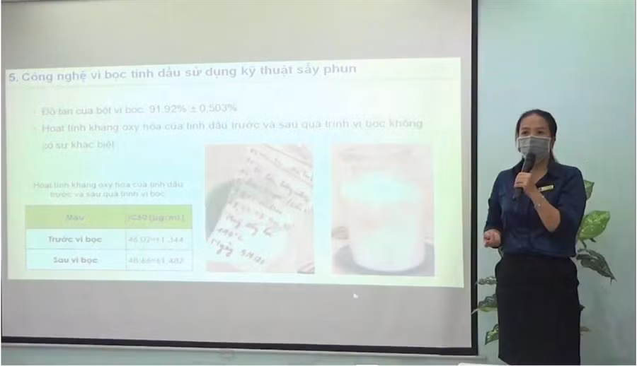 PGS.TS Mai Huỳnh Cang (Phó Trưởng Khoa Công nghệ hóa học thực phẩm, Trường ĐH Nông Lâm TPHCM) trình bày về công nghệ biến tinh dầu nước thành bột.