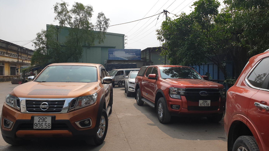 Phương tiện xếp hàng chờ đăng kiểm tại Trung tâm đăng kiểm 29-06V, ngày 1/3.