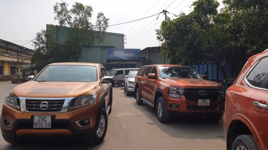 Phương tiện xếp hàng chờ đăng kiểm tại Trung tâm đăng kiểm 29-06V, ngày 1/3.