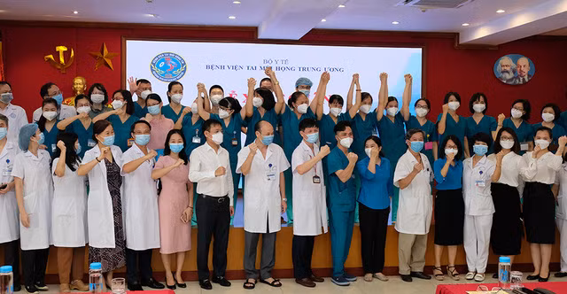 Ngày 25/8, Bệnh viện Tai Mũi Họng Trung ương đã tổ chức lễ xuất quân đoàn công tác thứ lần 2 vào TP Hồ Chí Minh hỗ trợ các thầy thuốc đang thực hiện nhiệm vụ điều trị bệnh nhân Covid-19 tại Trung tâm hồi sức người bệnh Covid-19 Bệnh viện Bạch Mai (thiết lập tại Bệnh viện dã chiến số 16, TP Hồ Chí Minh). Ảnh: VGP.