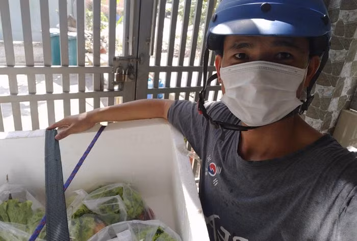 Mỗi lần mua thực phẩm, Nhất Phi (ngụ thành phố Dĩ An, tỉnh Bình Dương) lại đặt dư 50 đến 100 kg. Những khi được ra ngoài, anh tự đem tặng các hoàn cảnh khó khăn, đặc biệt là sinh viên, người lao động kẹt lại thành phố. Nguồn: Zing.