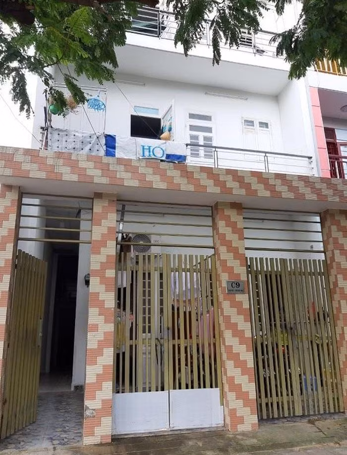 Gia đình bà Nguyễn Thị Liên (Ấp 3, xã Phước Kiển, huyện Nhà Bè) giảm 50% tiền phòng để hỗ trợ cho người thuê, tương ứng số tiền từ 900 nghìn đồng đến 1,35 triệu đồng. Thỉnh thoảng, bà Liên lại tìm cách hỗ trợ thực phẩm cho khách thuê trọ. Trong ảnh: Khu trọ 16 phòng của gia đình bà Liên. Nguồn: VNN.