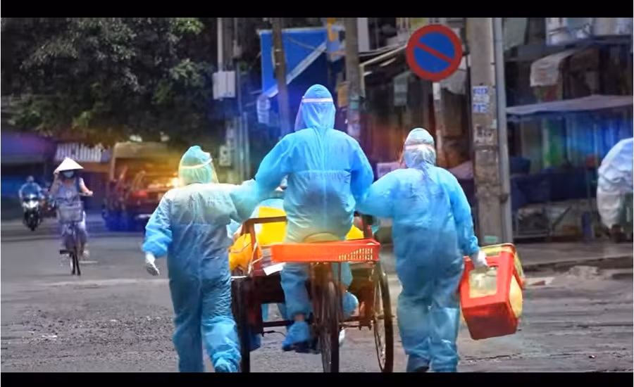 Chiếc xe ba gác, trợ thủ đắc lực của nhân viên y tế mùa dịch Covid-19