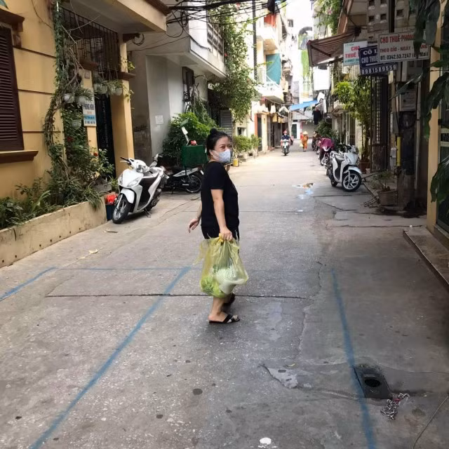 Người dân vui mừng khi nhận được thực phẩm hỗ trợ. Ảnh: Thủy Ly.