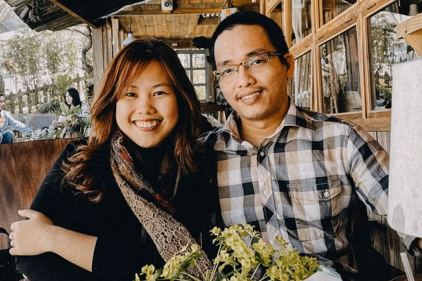 Xưởng in ở TP Hồ Chí Minh tặng ảnh thờ cho gia đình có người mất vì Covid-19 khi các cơ sở in ấn tại thành phố đóng cửa. Trong ảnh là vợ chồng anh Văn Nguyễn Thành Nhân, chủ xưởng in nhận in ảnh thờ miễn phí, san sẻ nỗi đau mất mát cho nhiều gia đình trong mùa dịch bởi vợ chồng anh có một xưởng in ấn ở quận Tân Bình. Nguồn: Zing.