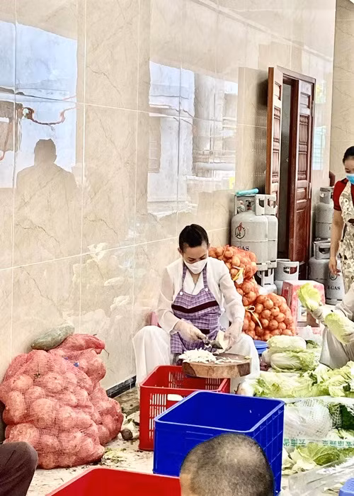 Trước khi mắc Covid-19, Phi Nhung tích cực đi hỗ trợ các bữa ăn từ thiện tại TP Hồ Chí Minh.