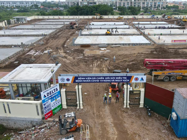 Bệnh viện dã chiến tại Hà Nội đang được gấp rút xây dựng hoàn thành trước ngày 30/8. Ảnh: Tiến Đạt.
