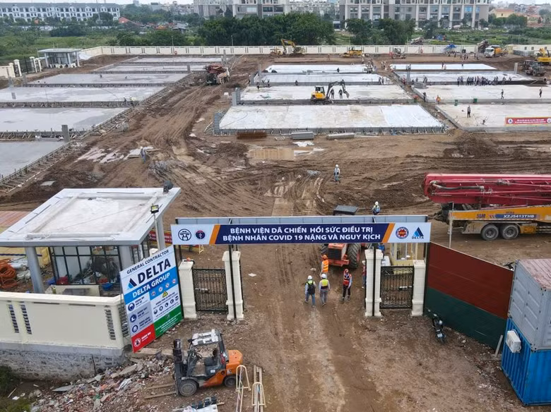 Bệnh viện dã chiến tại Hà Nội đang được gấp rút xây dựng hoàn thành trước ngày 30/8. Ảnh: Tiến Đạt.